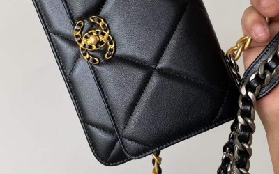 CHANEL 19 BAG REPLICA : EXPERIENCE ELEGANCE  & QUALITY WITHOUT COMPROMISE