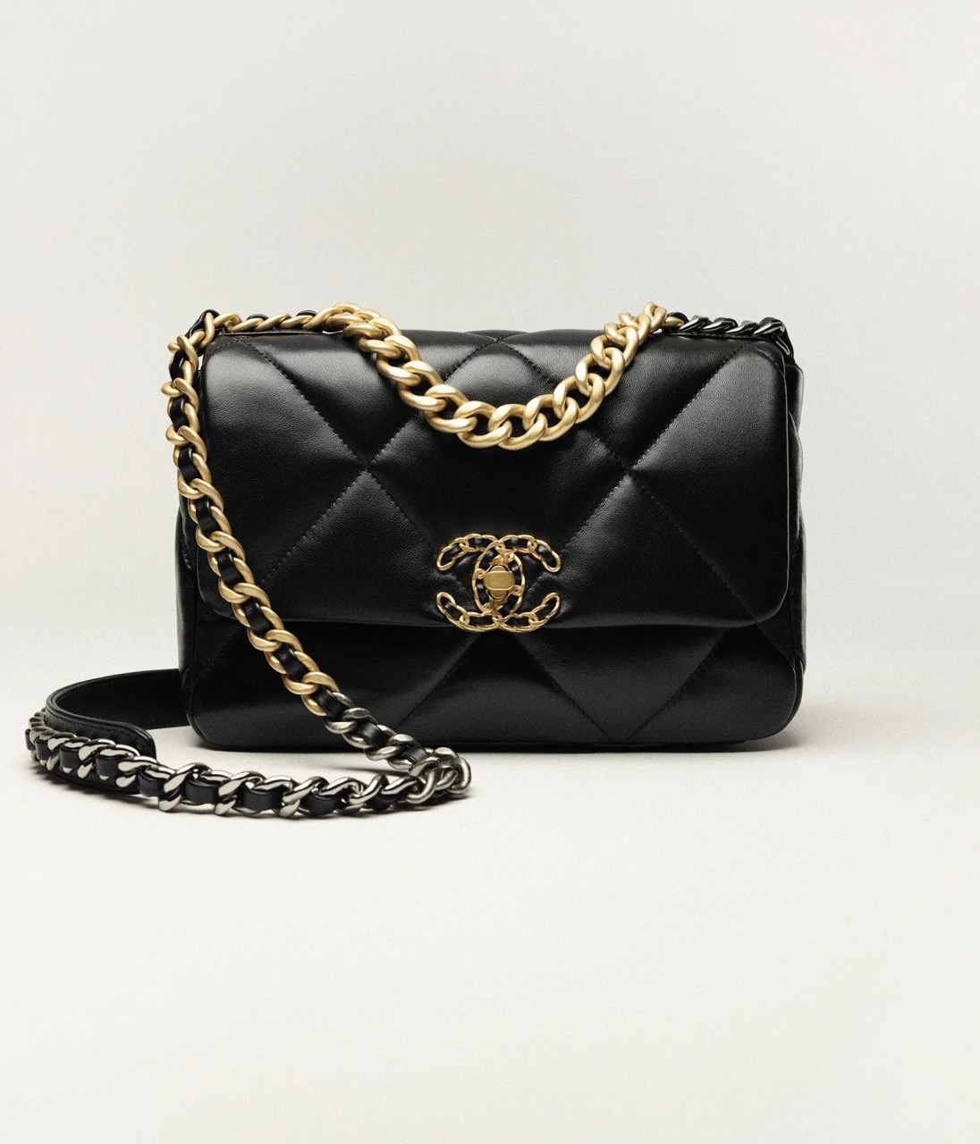 CHANEL 19 HANDBAG - Shiny Lambskin