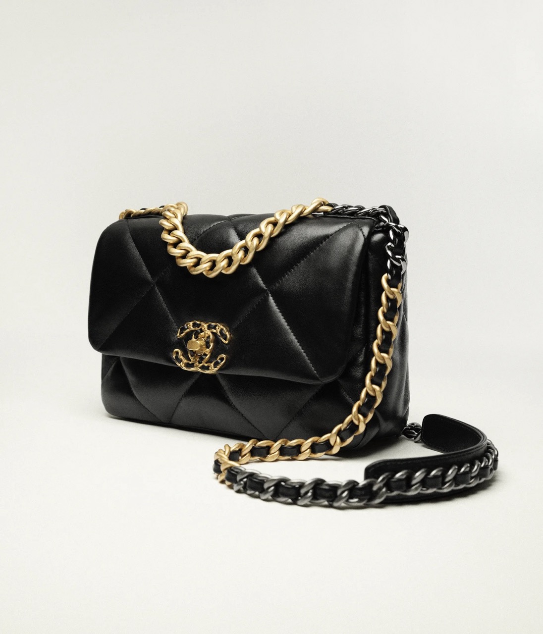 CHANEL 19 HANDBAG - Shiny Lambskin