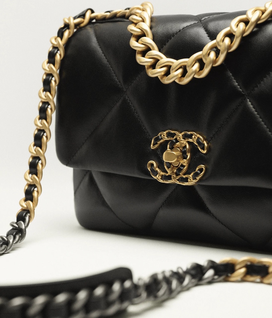 CHANEL 19 HANDBAG - Shiny Lambskin