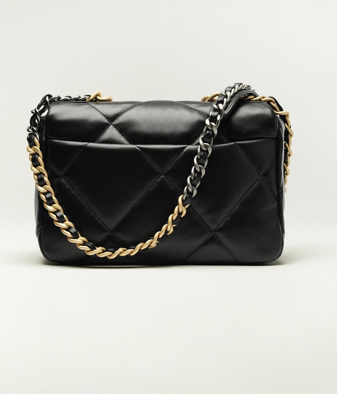 CHANEL 19 HANDBAG - Shiny Lambskin