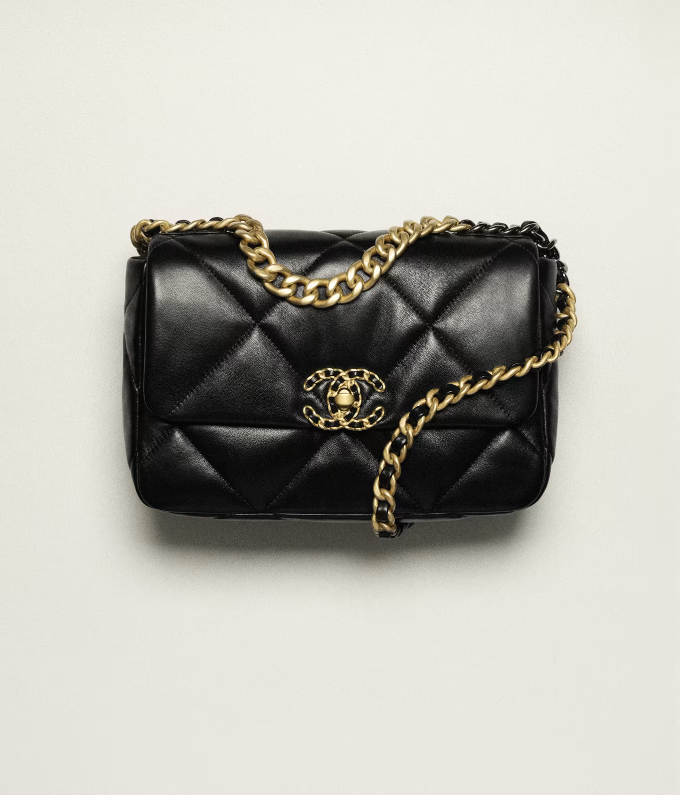 CHANEL 19 HANDBAG - Shiny Lambskin