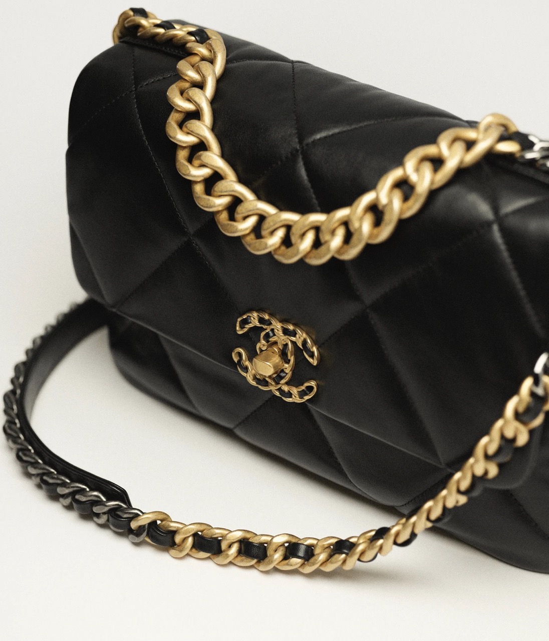 CHANEL 19 LARGE HANDBAG - Shiny Lambskin