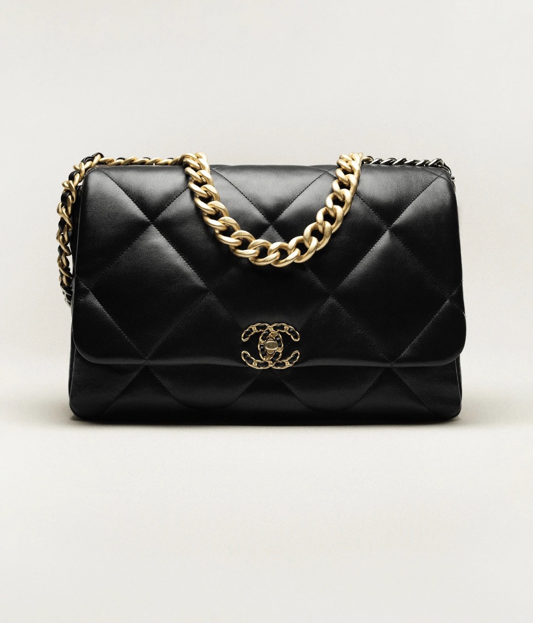 CHANEL 19 MAXI HANDBAG - Shiny Lambskin