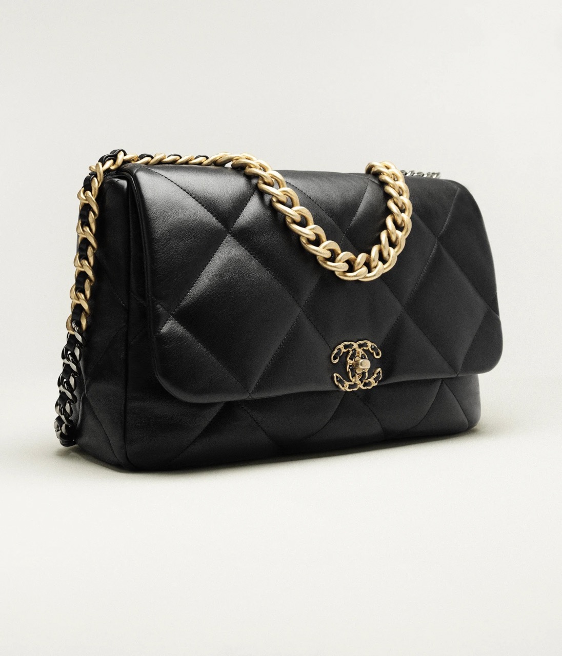 CHANEL 19 MAXI HANDBAG - Shiny Lambskin