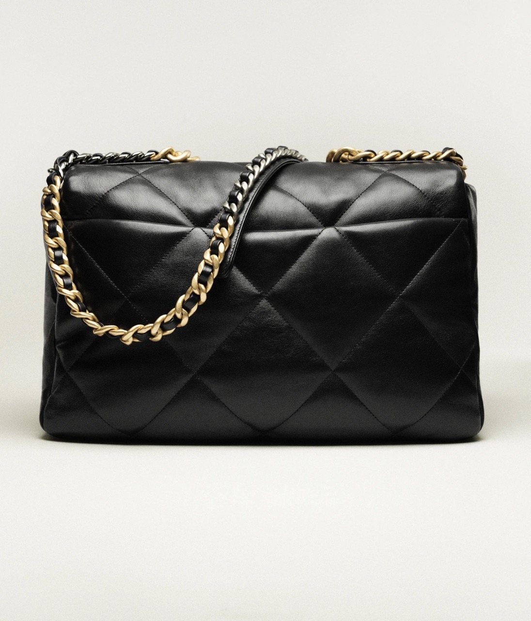 CHANEL 19 MAXI HANDBAG - Shiny Lambskin