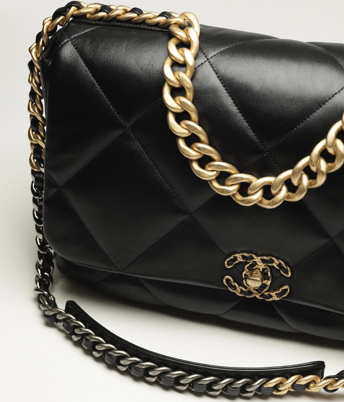 CHANEL 19 MAXI HANDBAG - Shiny Lambskin