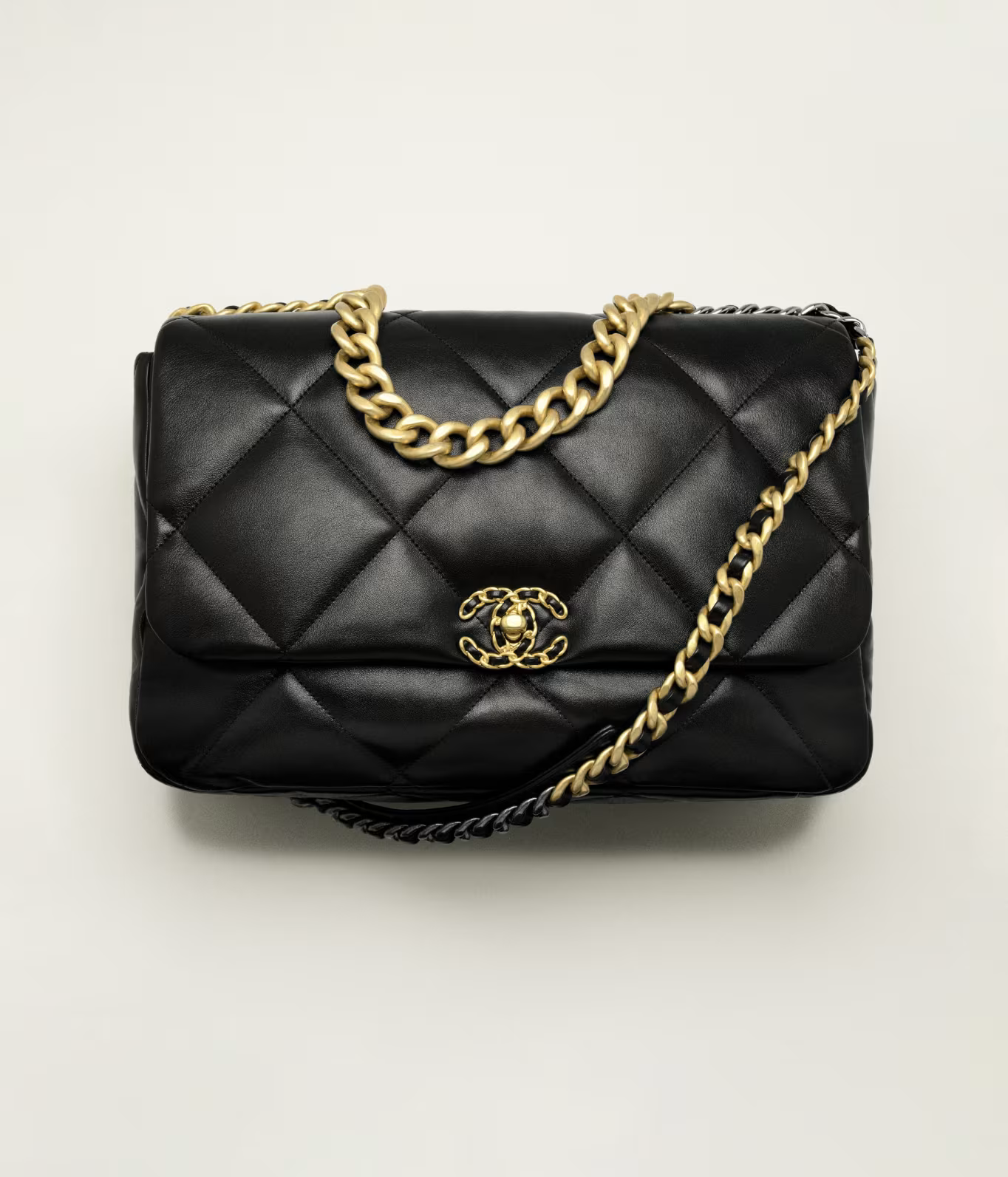 CHANEL 19 MAXI HANDBAG - Shiny Lambskin