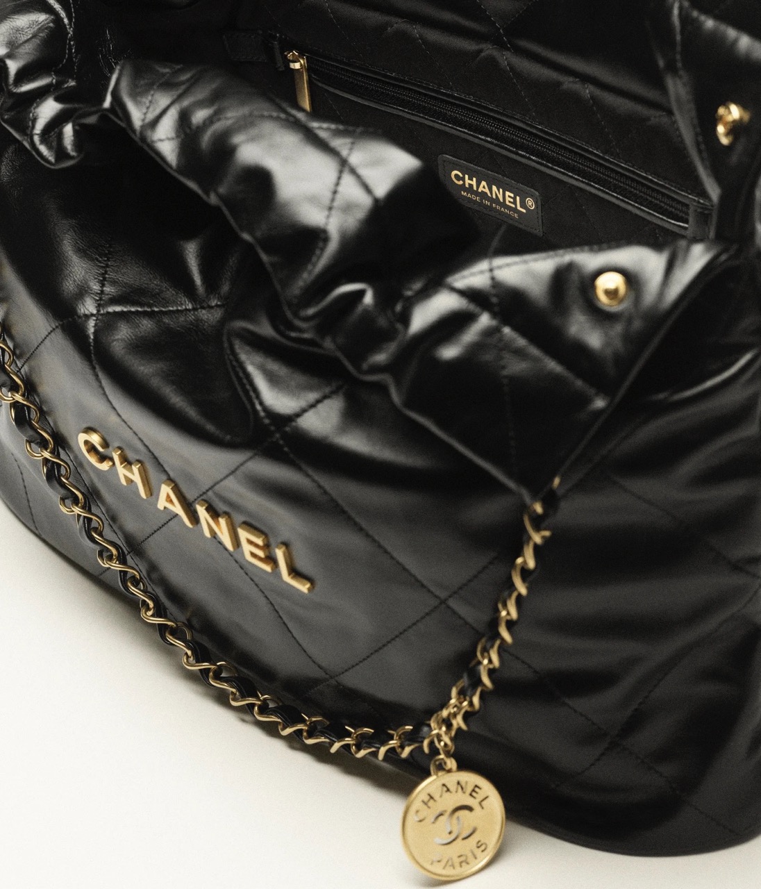 CHANEL 22 HANDBAG - Shiny Calfskin