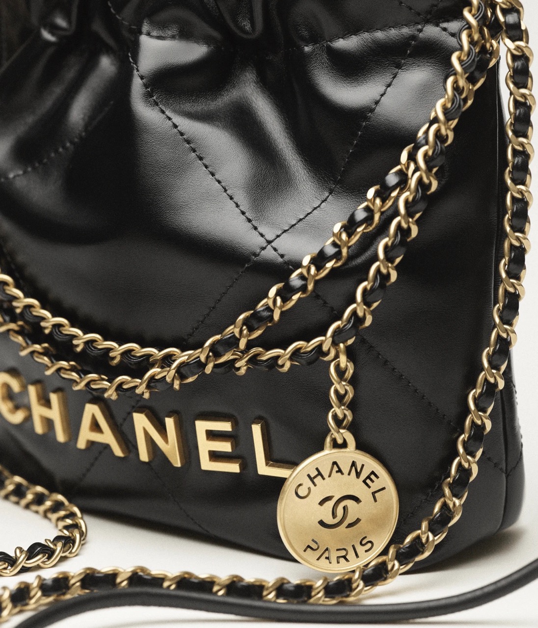 CHANEL 22 MINI HANDBAG - Shiny Calfskin