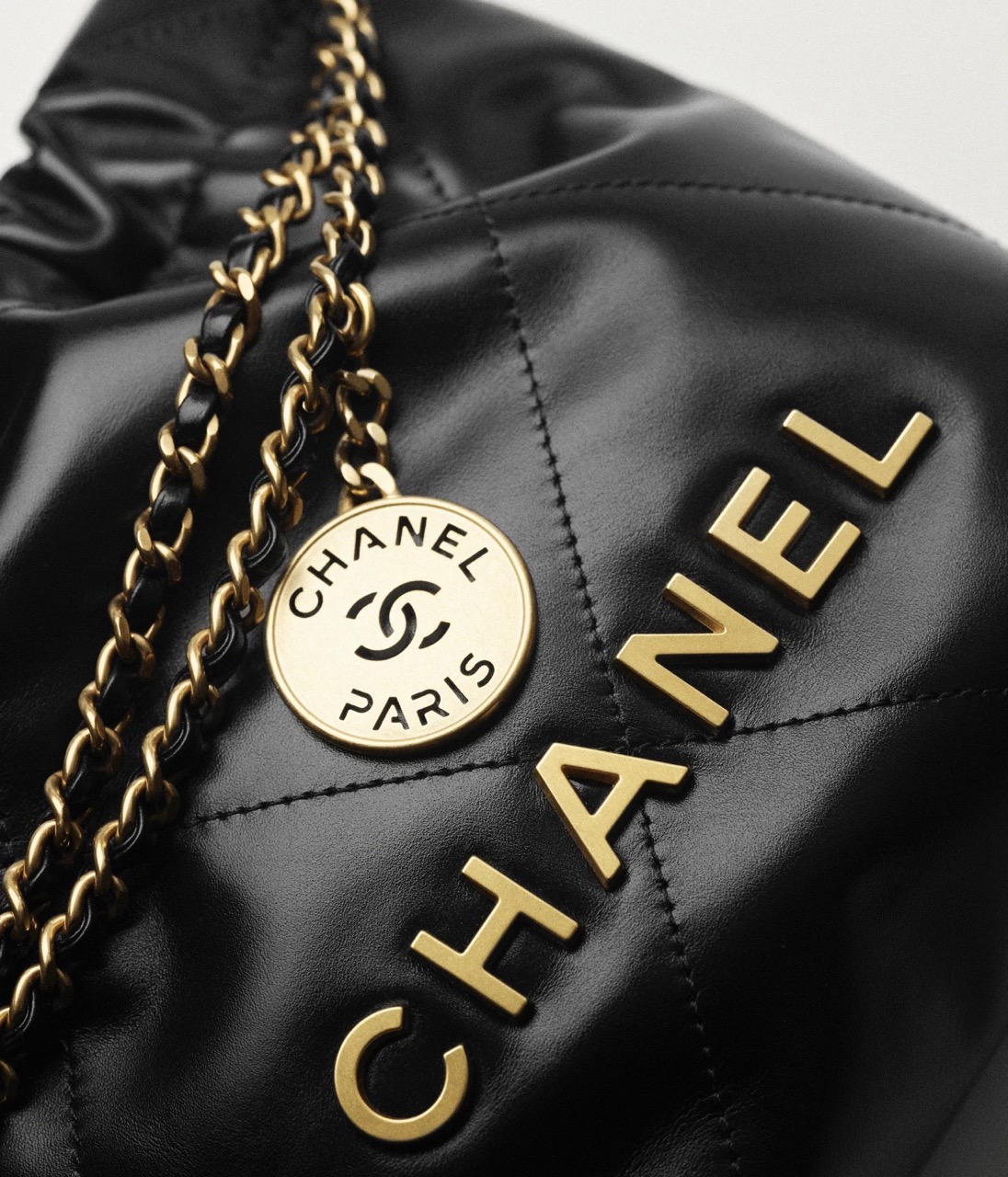 CHANEL 22 MINI HANDBAG - Shiny Calfskin