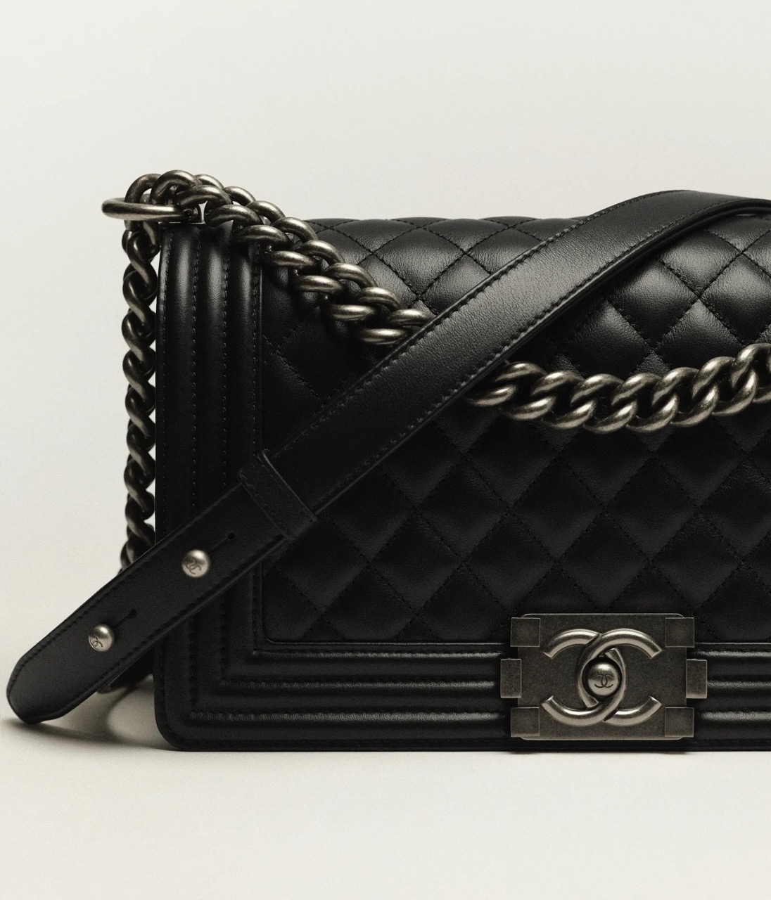 CHANEL BOY CHANEL HANDBAG - Calfskin