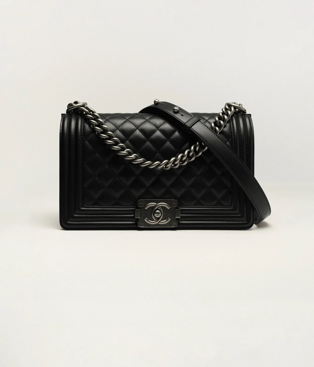 CHANEL BOY CHANEL HANDBAG - Calfskin