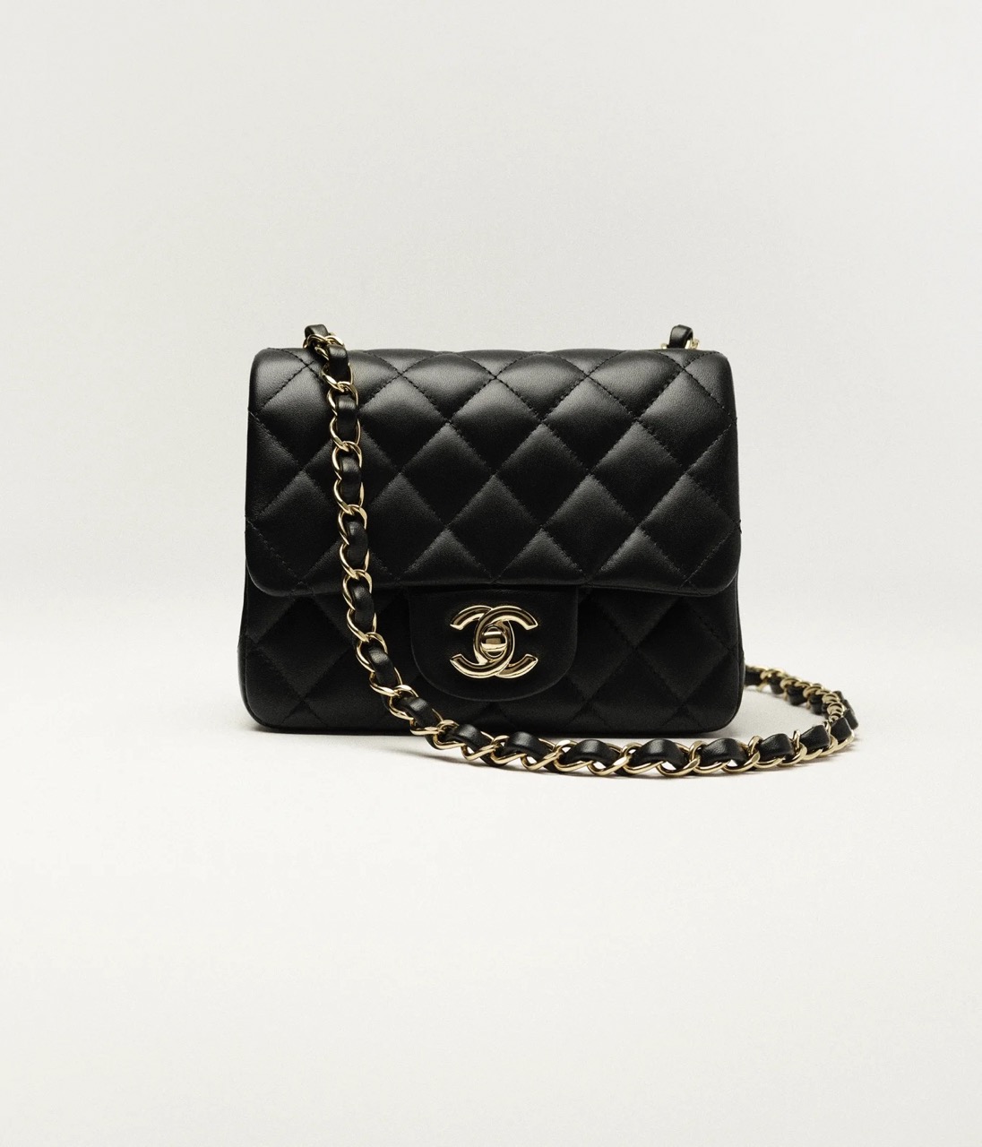 CHANEL MINI CLASSIC HANDBAG - Lambskin (13.5 × 17 × 8 cm)