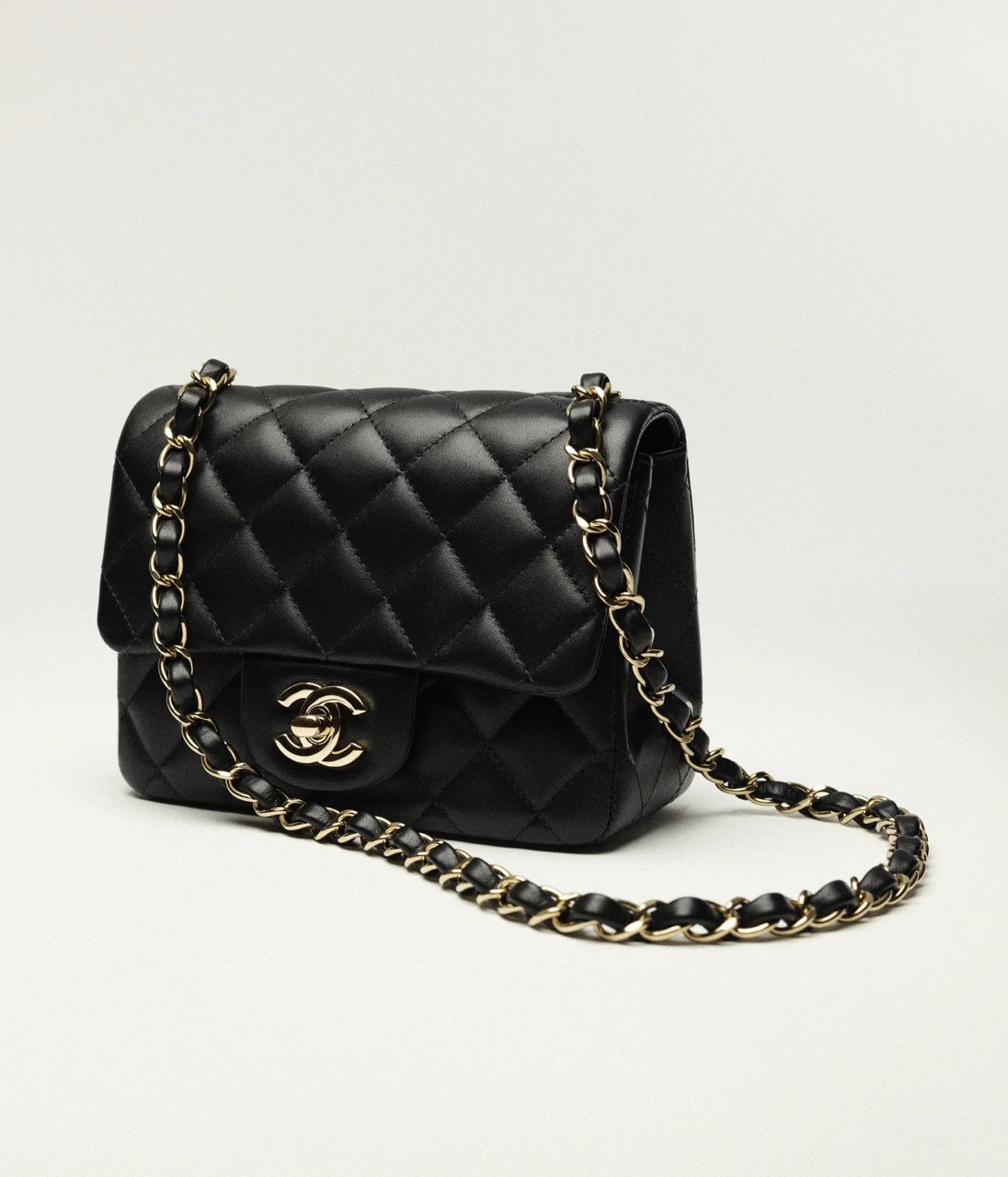 CHANEL MINI CLASSIC HANDBAG - Lambskin (13.5 × 17 × 8 cm)