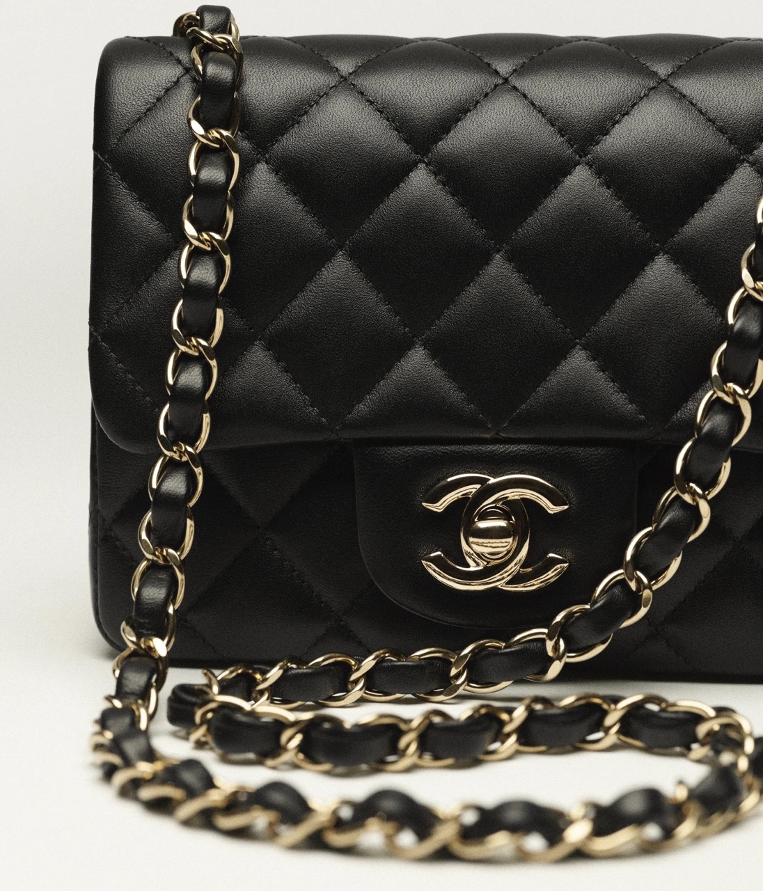 CHANEL MINI CLASSIC HANDBAG - Lambskin (13.5 × 17 × 8 cm)